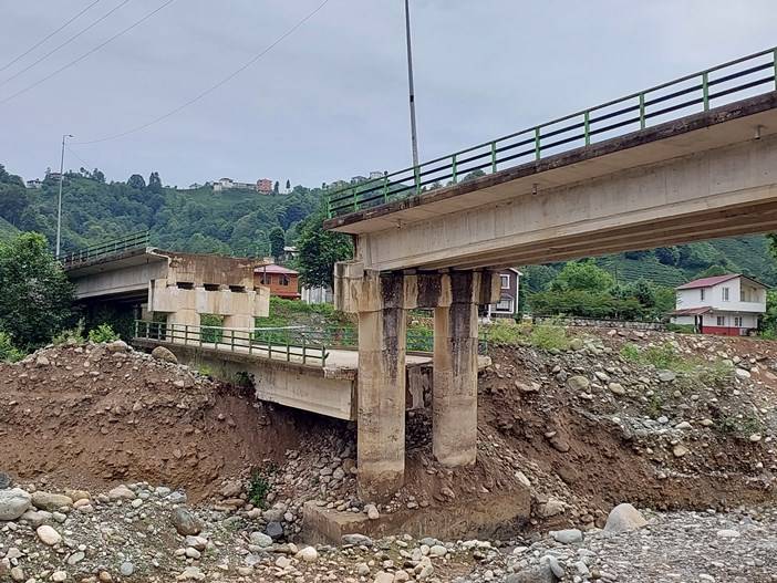Rize'de iki köyü bağlayan köprü çöktü! vatandaşlardan önemli iddia! 1